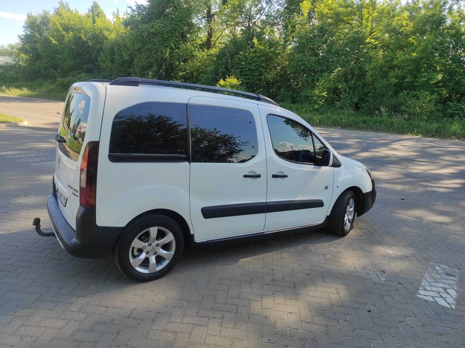 Автомобіль Пежо Партнер.