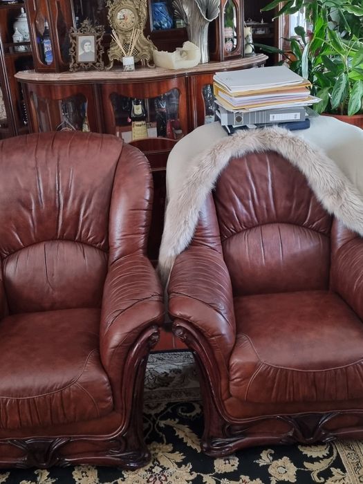 3 sofás em couro, sendo o de 3 lugares sofá cama