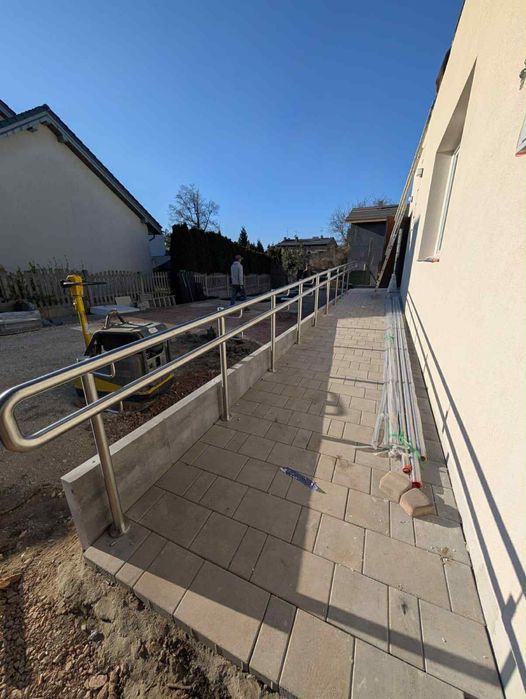 Podjazdy poręcze dla osób niepełnosprawnych, balustrady