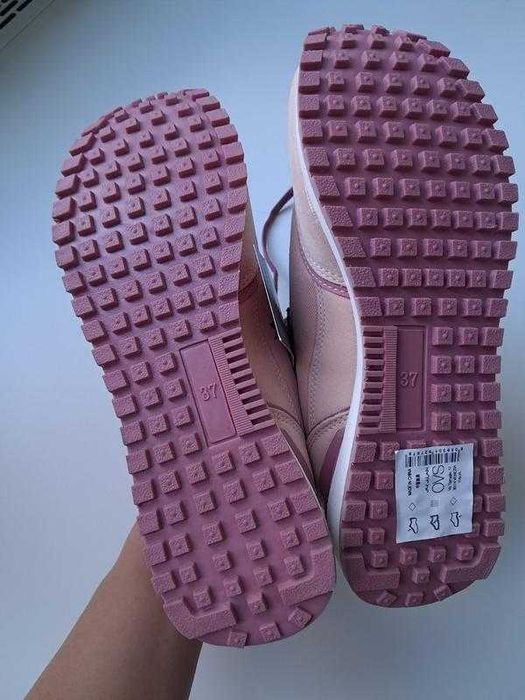 Кросівки р.37 устілка 23.5 см OVS