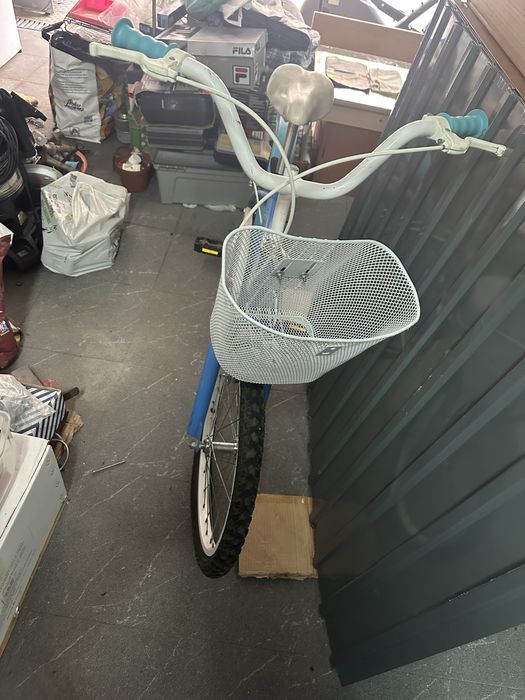 Bicicleta em bom estado com cesto