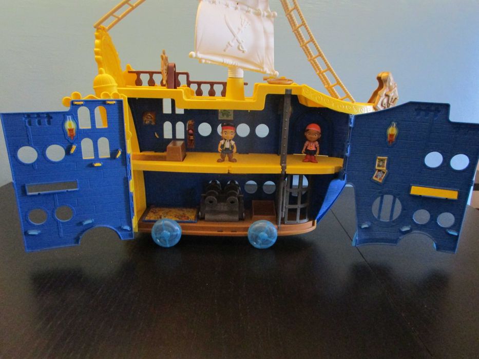 Barcos do Jake Pirata e Capitão Gancho (é possível venda em separado)