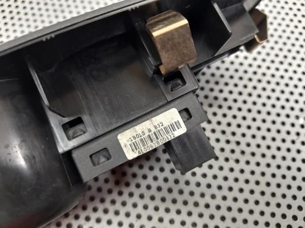 Comando / botão / interruptor vidros trás direito FIAT Punto Evo (199_