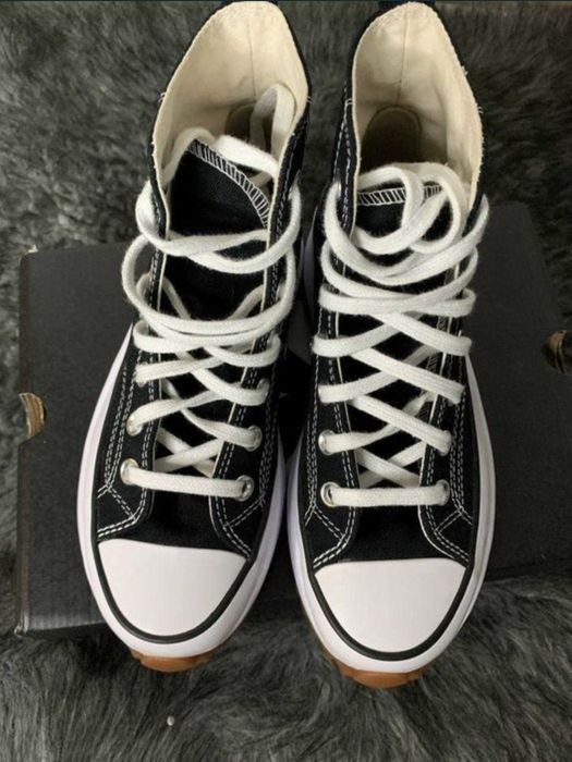 Кеди converse на платформі.