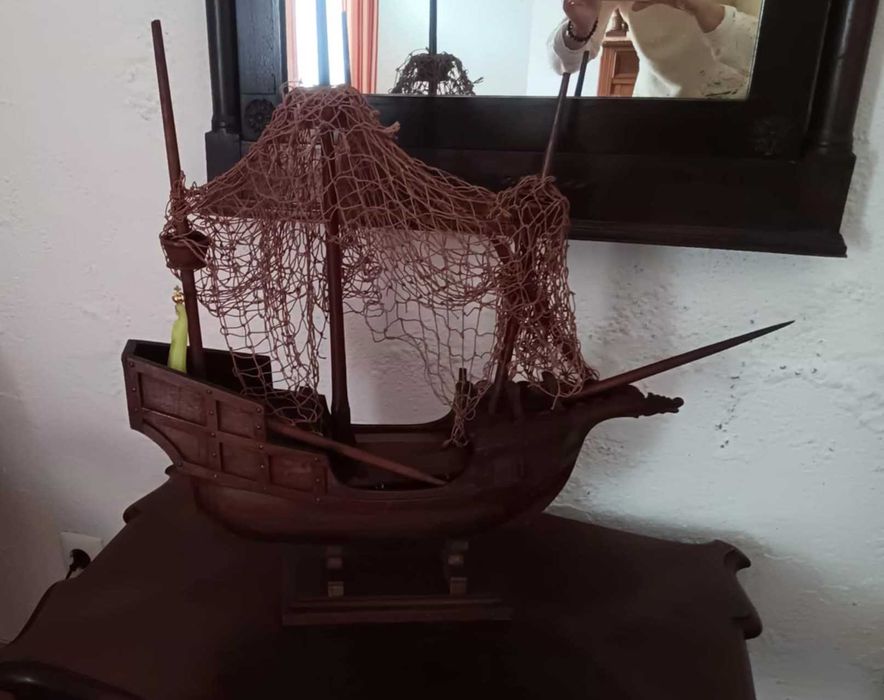 Barco artesanal em mogno