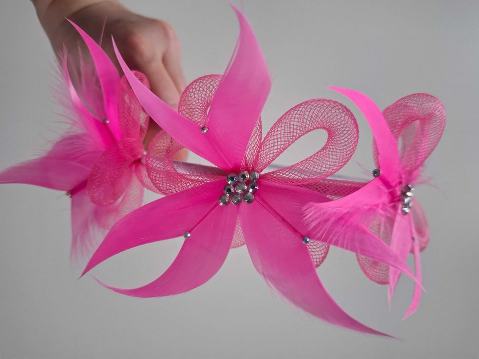 Fascynator w kolorze różu – ręcznie wykonany, na opasce