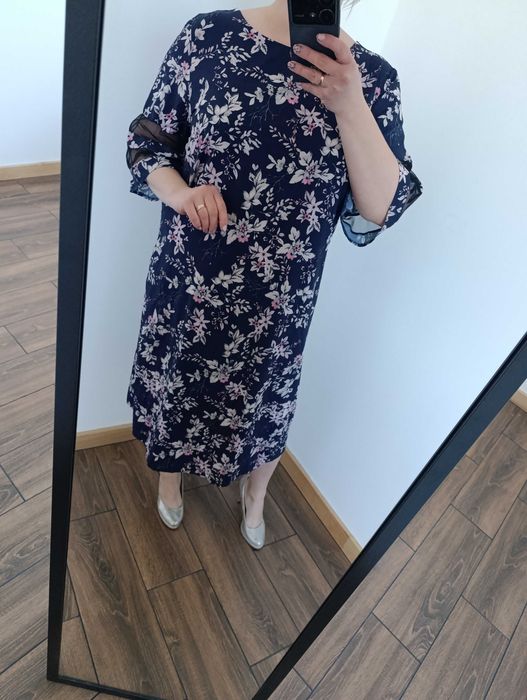 Elegancka midi sukienka w kwiaty pluis size 48/50