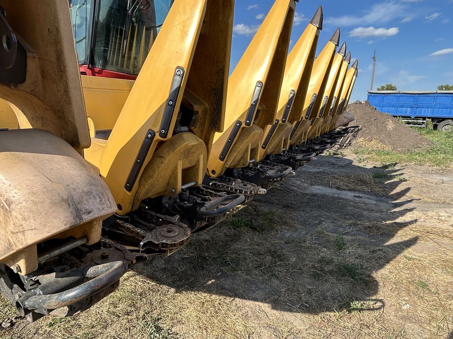 Продам жатку кукурудзяну new holland case