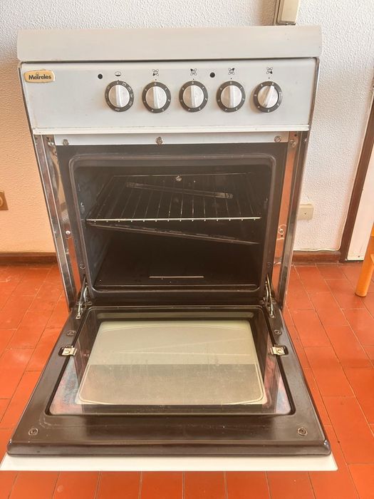 Fogão Elétrico Múltiplas Bocas com Forno