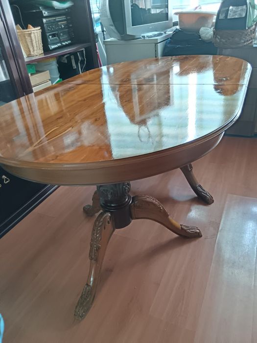 Mesa de madeira com 8 cadeiras