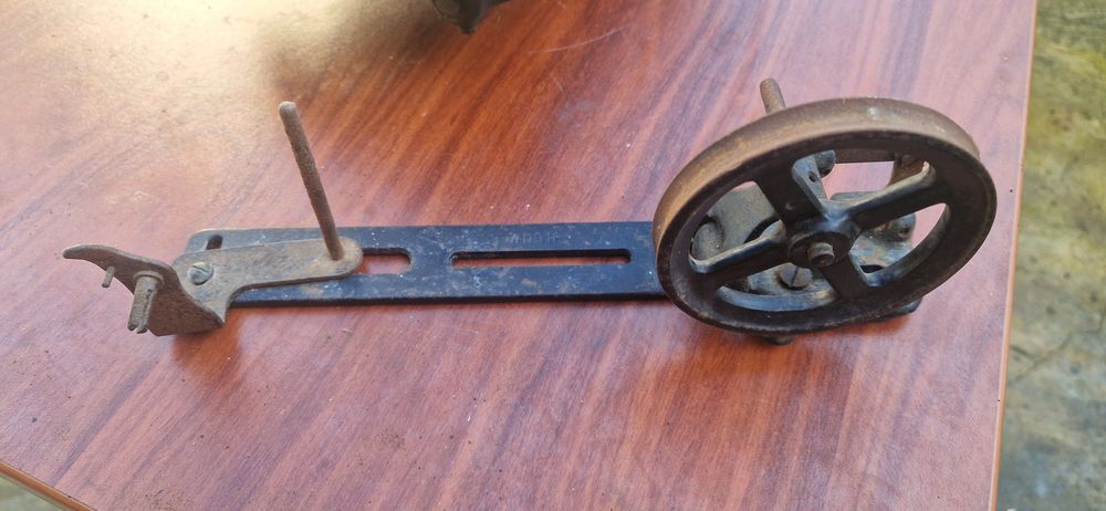 Máquina de costura antiga. Marca PFAFF.