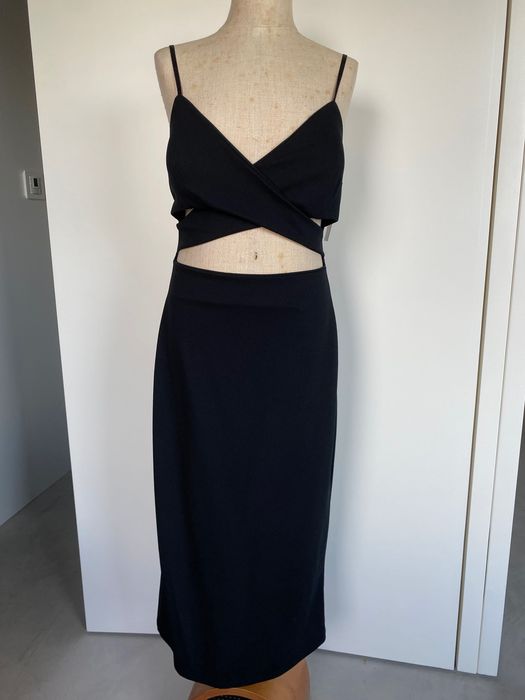 Vestido com aberturas laterais