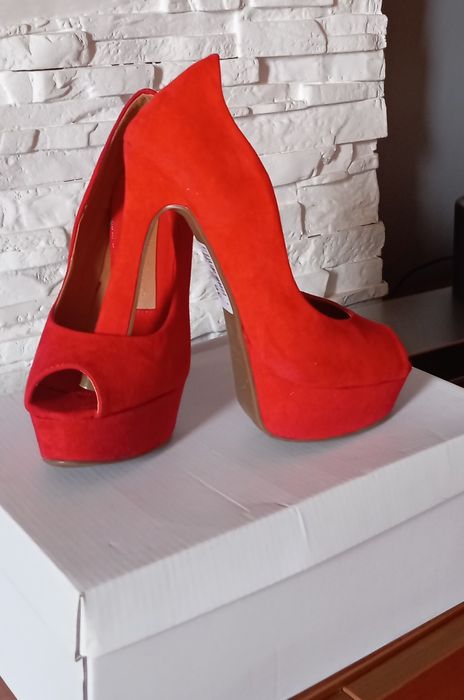 Buty z odkrytym palcem kol.czerwony rozm.36.Nowe.