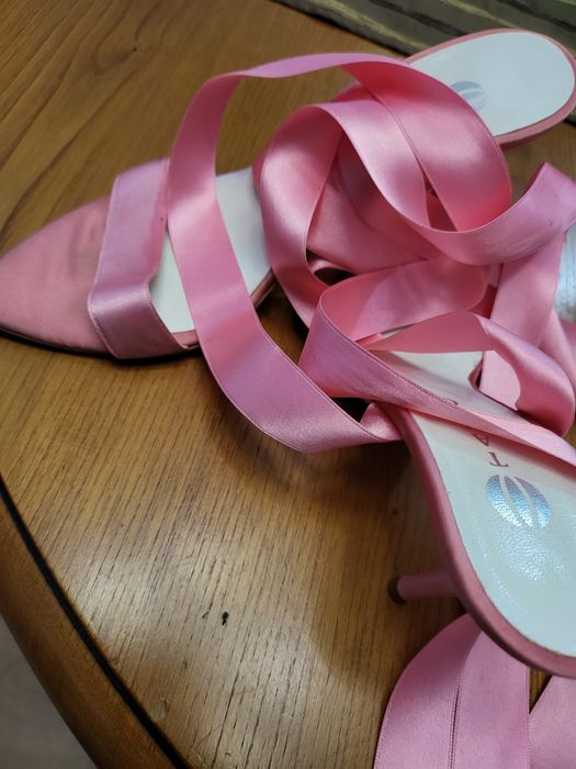 Sapatos muito originais com fitas de cetim .
