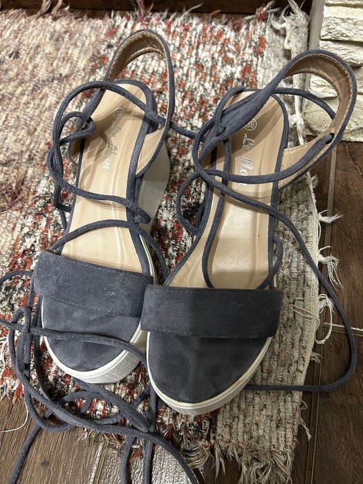 Босоножки на танкетке