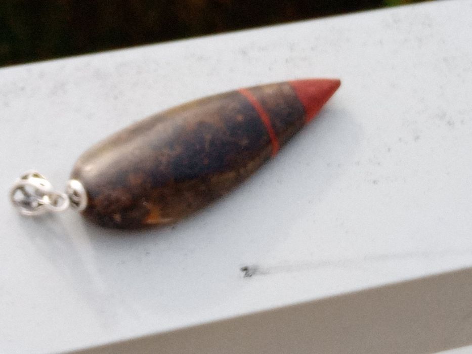 Zawieszaka z bursztynu i drewna mahon czerwony