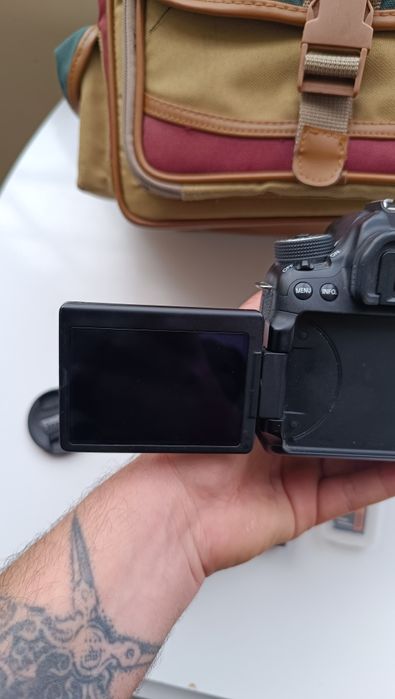 Canon 70D com lente 35mm F2 cartão de memória 32gb, bolsa. WiFi , touchscreen, ecrã rotativo óptima máquina semi profissional