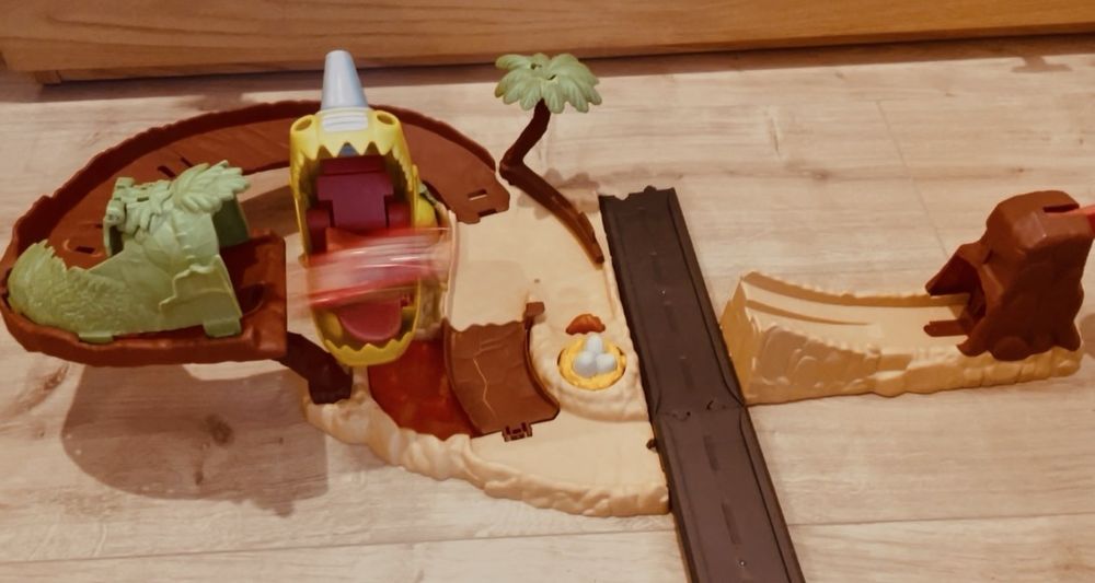 Pista Dinossauro “atira o Faísca” + Faisca McQueen