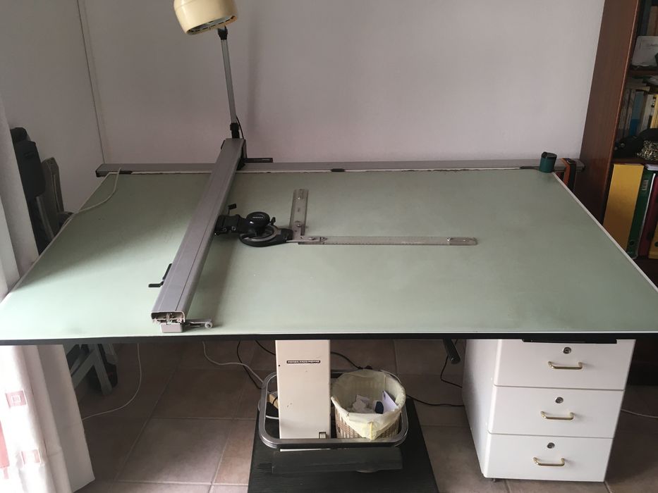 Ofereço mesa estirador de desenho com máquina de desenho