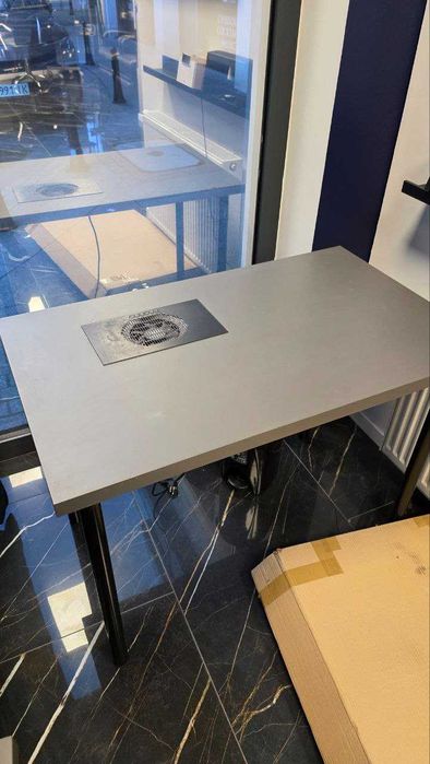 Stół do manicure z wbudowaną wyciągarką / pochłaniaczem pyłu