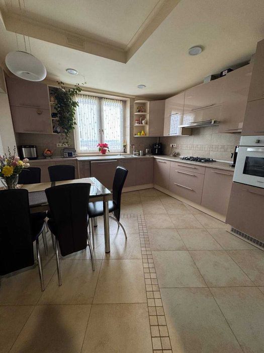 Продаж затишної квартири з ремонтом і каміном в Пустомити