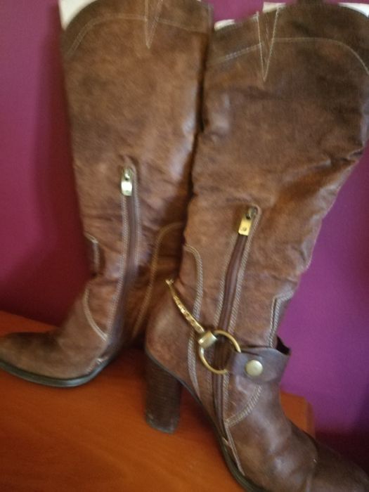 Botas de Senhora em pele com aplicação que pode usar ou não