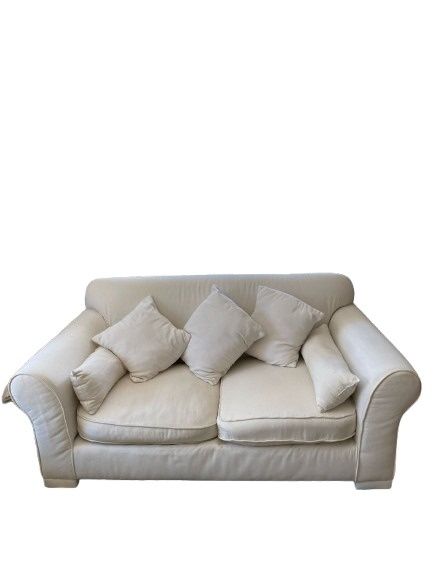 Sofa 2/3 lugares , vor creme/ branco,em bom estado.Almofadas incluidas