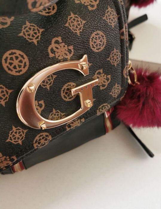 Guess Oryginalny plecak Karola z pomponem Unikat