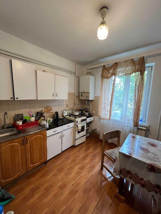 Продається 4 кім.кв .по вул .Миколайчука (можливо під бізнес)