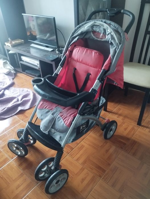 Carrinho de bebê em bom estado