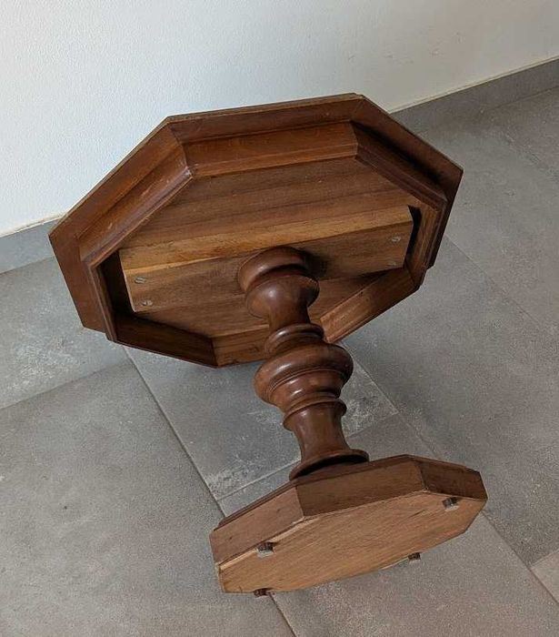 Mesa de apoio / centro em madeira maciça – Estilo clássico (Em Óbidos)