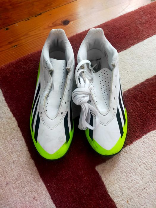 Chuteiras Adidas, piso sintético, 38.5