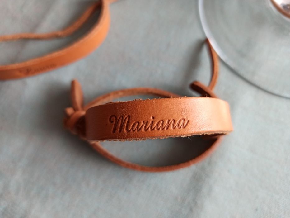 Pulseiras em pele com nome gravado novas