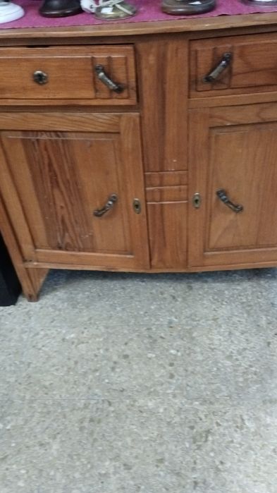 Móvel de madeira com gavetas e portas