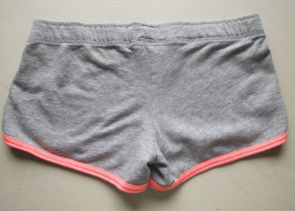 Sportowe krótkie damskie spodenki M/L cache cache