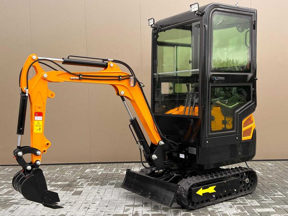 MINI GIRATORIA 1500 KG CABINADA MOTOR KUBOTA HT153KCB