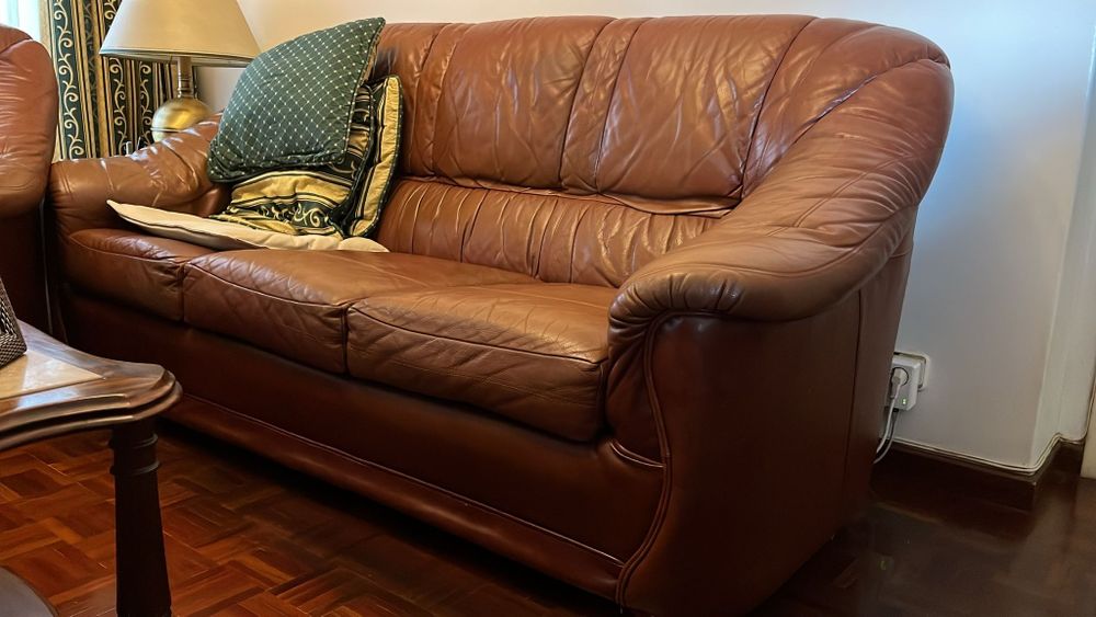 Sofá, poltrona e puffs em pele sintética (Muito Bom Estado)