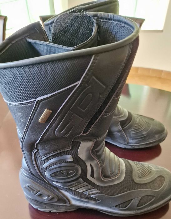 Komplet ubrania na motocykl: kurtka, spodnie, buty, kask