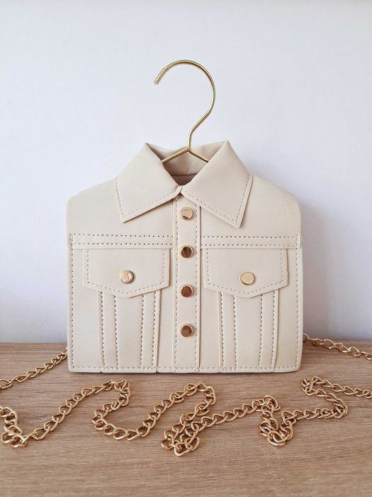 Damska Torebka Listonoszka Jasna Beżowa Kremowa Koszula Na Wieszaku