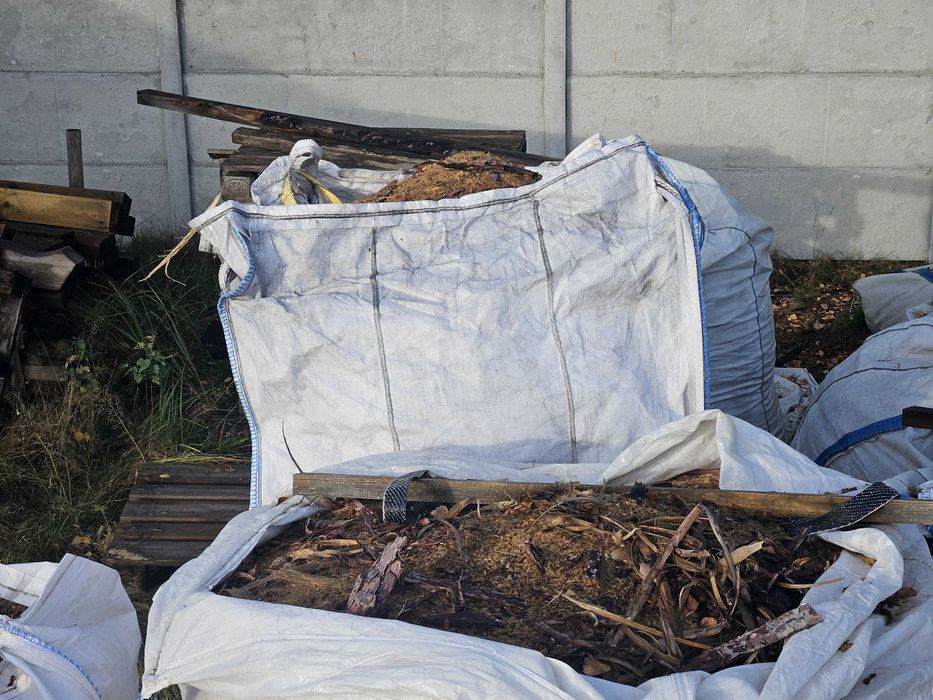 Trociny tartaczne z kora