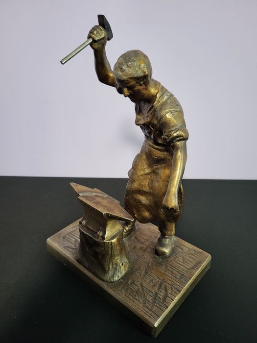 Ciężka duża metalowa figura kowala