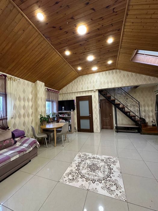 Гарна трьох кімнатна квартира в Гостомелі в тихому місці