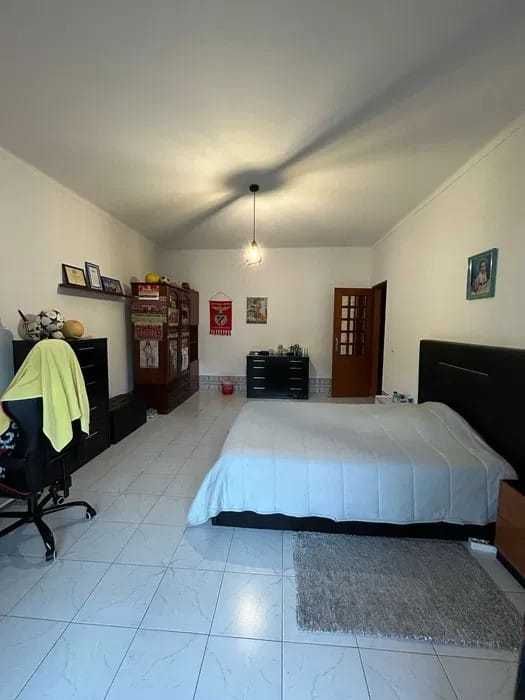 Moradia T5 no centro do Pinhal Novo com garagem, quintal e anexo