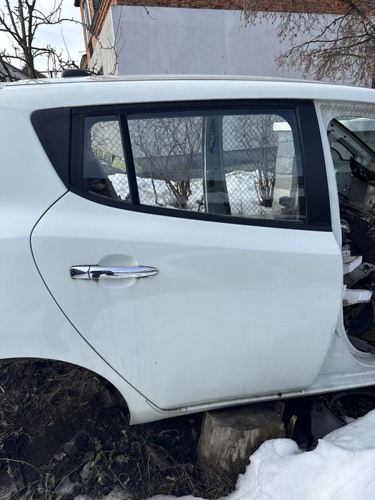 Двері Дверь Двери задні праві білі Nissan Leaf Ніссан ліф 11-17
