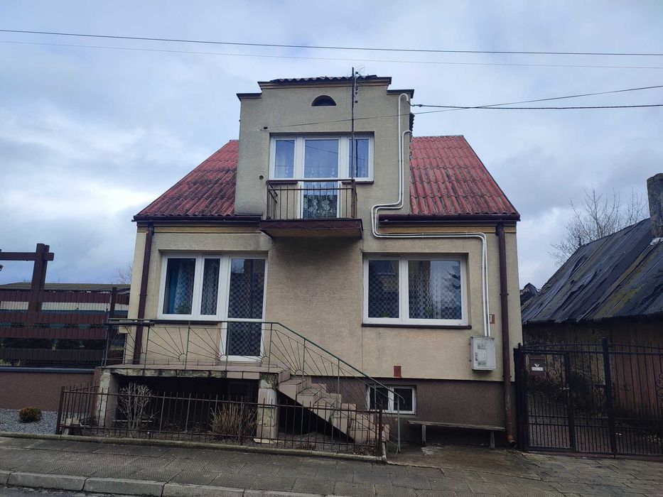 Dom ok. 200 m2 w Daleszycach blisko Rynku . Duże podwórko, stodoła.