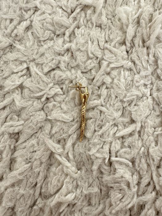 Brinco dourado em forma de serpente