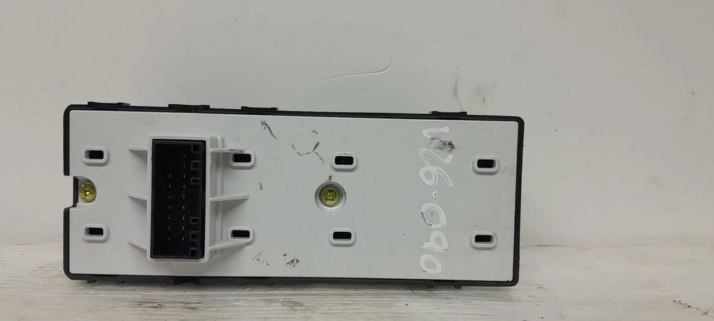 Comando / botão / interruptor vidros frente esquerdo KIA Stonic (YB)
