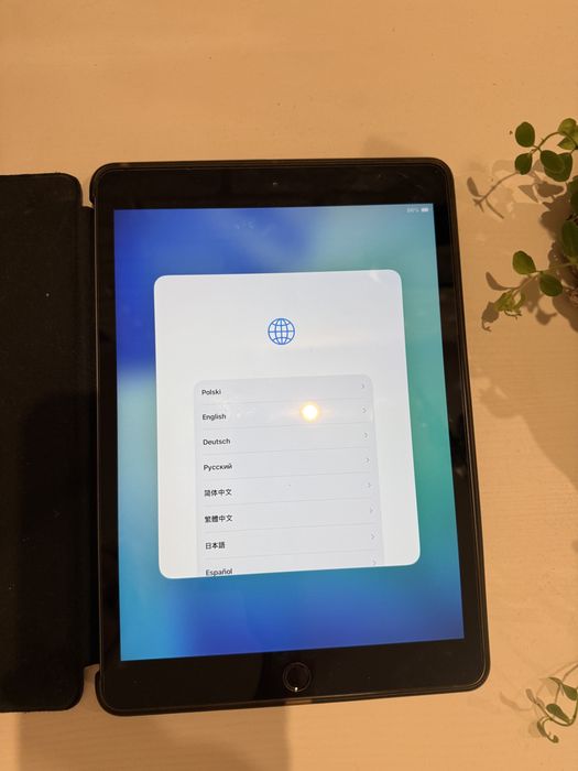 iPad 8 generacji z etui, pudełkiem i ładowarką
