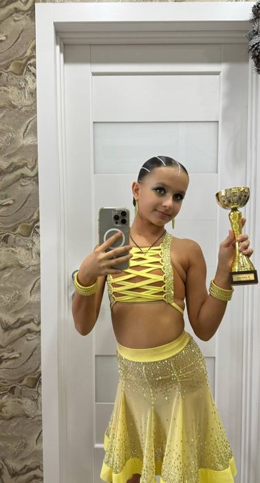 Яскрава та ефектна сукня для латини.