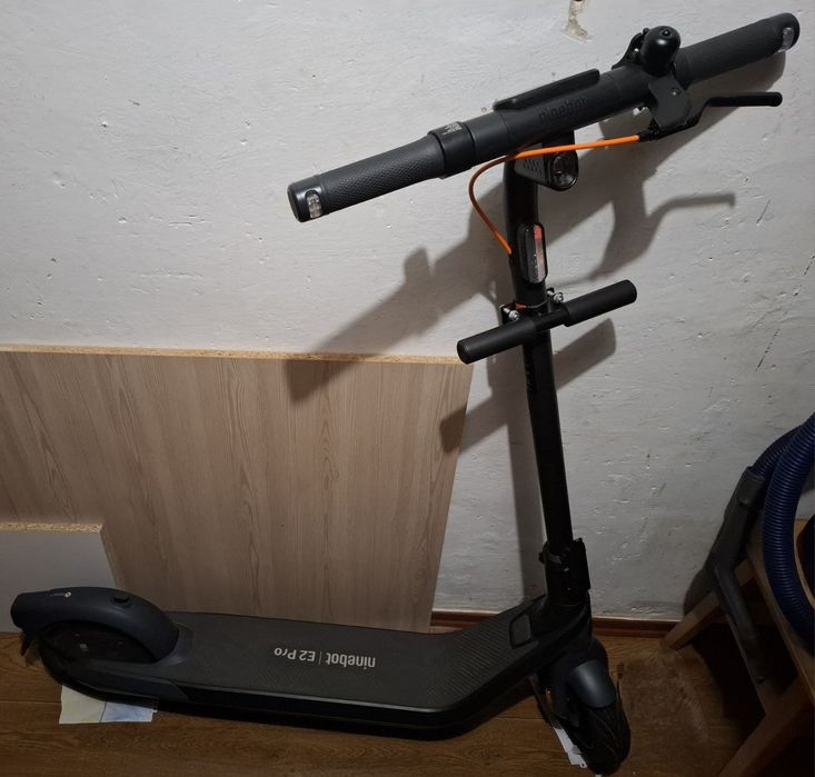 Це електросамокат Segway Ninebot E2 Pro.